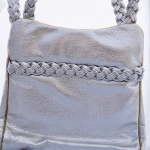 Bolso de hombro vintage de piel sintética color plata metalizada fabricado por Ila de California