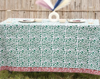 Mantel de algodón estampado a mano: Flores verdes con borde rojo.