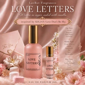 Puede incluir: Un set de aceite de perfume LuvBev Fragrances Love Letters que incluye un frasco grande con atomizador y uno peque&ntilde;o de tipo roll-on. Ambos frascos son de color rosa claro con tapas doradas y texto negro. Se listan las notas arom&aacute;ticas.