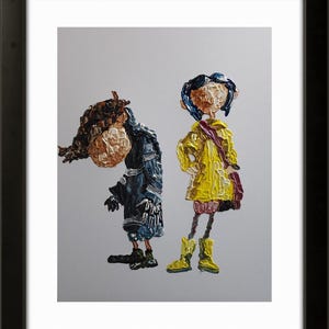 以下が含まれることがあります： 2 人の様式化された人物を描いた額入りのアートワーク。一人は濃い青色のコートを着ており、もう一人は赤いバッグが付いた黄色のレインコートを着ています。このアートワークは、厚い筆致と落ち着いた色使いの、テクスチャード加工されたインパストスタイルです。