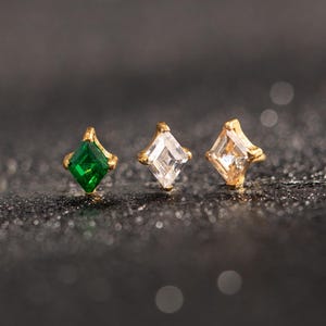 Titan Tiny CZ Diamant fadenlose Push Pin Labret Ohrringe mit flachem Rücken