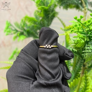 Anillo apilable de oro amarillo de 14 quilates con triple diamante / Joyería fina geométrica moderna