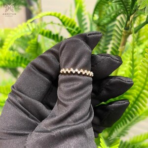 Anillo con diseño de racimo de diamantes en zigzag / Alianza de aniversario de oro amarillo de 14 quilates