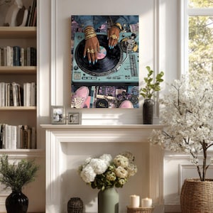 Arte en vinilo de manos de mujer negra: uñas azules, anillos dorados, escena con tocadiscos estilo hip-hop, accesorios retro. Póster/Lienzo/Lienzo enmarcado