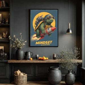 Può includere: Poster incorniciato con una tartaruga dei cartoni animati su un razzo contro un sole giallo. La tartaruga indossa un casco e occhiali da sole. Il testo del poster recita "MINDSET IS EVERYTHING!"