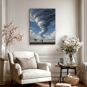 Puede incluir: Una pintura al óleo representa un tornado dramático contra un cielo azul con nubes blancas y esponjosas. Dos pequeñas figuras están en un campo, observando la tormenta arremolinada. La obra de arte cuelga sobre un sillón blanco.
