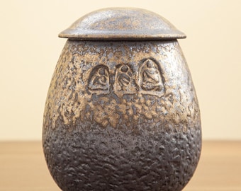 Handmade Stoneware Tea Canister – Gilded Ceramic Tea Jar, Chinese Pu’er Storage Can, Sealed Loose Leaf Container, Rustic Tea Caddy Gift