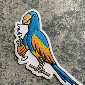 Parche bordado termoadhesivo de loro
