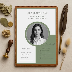 Puede incluir: Una plantilla de currículum vitae con foto, texto e información de contacto. El diseño presenta una combinación de colores verde y blanco con un borde marrón similar al cuero. El texto incluye "BEWERBUNG ALS GESUNDHEITS & KRANKENPFLEGERIN" y datos de contacto.