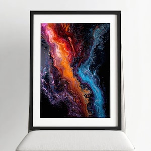 Op de afbeelding: Abstracte kunstafdruk in een zwarte lijst. Het kunstwerk toont een dynamische compositie van wervelende kleuren, waaronder oranje, rood, blauw en paars. De kleuren vloeien in elkaar over, waardoor een gevoel van beweging en diepte ontstaat.