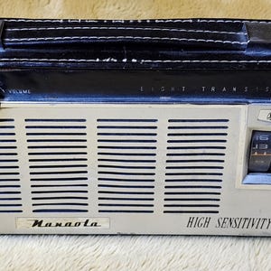 Vintage 1960s NANAOLA High Sensitivity 8 Transistor radio
