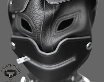 Maschera con imbracatura per la testa realizzata a mano in vera pelle con cinghie regolabili, anelli e borchie in metallo