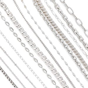 Könnte beinhalten: Eine Sammlung von silberfarbenen Metallketten, die diagonal angeordnet sind. Das Sortiment umfasst verschiedene Stile wie eine Vierkantkette, feine Ankerketten, ovale Gliederketten und eine dicke Panzerkette, alle mit poliertem Finish.