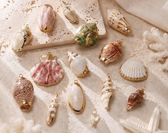 Kollektion av naturliga snäckskalberlocker, förgyllda snäckskalhängen, kustsmyckenberlocker, strandhalsband, gör-det-själv-smyckestillverkningsmaterial