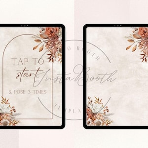 Op de afbeelding: Twee digitale schermen met een bloemenontwerp met de tekst "TAP TO start & POSE 3 TIMES". De schermen hebben een beige achtergrond met een bruine boog en bloemstukken in de hoeken. De bloemstukken bevatten rozen en andere bloemen in bruin-, oranje- en wittinten.