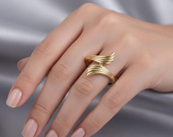 Anillo ajustable con diseño de alas de ángel chapado en oro, joyería única para mujer.