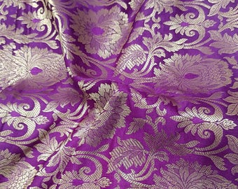 Tela de brocado de seda púrpura y dorada, estampado floral indio, por metro.