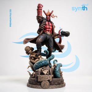 Puede incluir: Estatua detallada de Hellboy, figura pelirroja con abrigo largo, sosteniendo un arma y levantando el puño. La base presenta una mujer, tentáculos y la palabra "HELLBOY". La estatua tiene el texto "PREMIUM FILE 3D" y el logo synth.