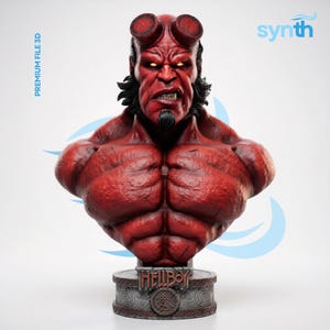 Puede incluir: Busto rojo de Hellboy con musculatura detallada, cuernos y una expresión severa. El busto está montado sobre una base con el nombre "Hellboy" y un emblema circular. La imagen también incluye el texto "PREMIUM FILE 3D" y la palabra "synth".