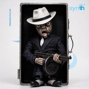 Puede incluir: Una figura estilizada de un gángster zombi con sombrero fedora blanco, traje de raya diplomática y sosteniendo una ametralladora Tommy. La figura está dentro de una caja de metal. La figura tiene un cigarro en la boca. Las palabras "PREMIUM FILE 3D" y "synth" son visibles.