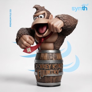 Könnte beinhalten: Eine 3D-gedruckte Donkey Kong-Büstenstatue. Die Statue zeigt Donkey Kong mit roter Krawatte, der aus einem Holzfass auftaucht. Auf dem Fass steht "Donkey Kong Country". Die Statue ist braun, beige und rot.