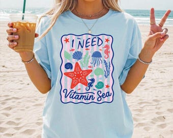 Necesito vitamina mar Png Rayas Preppy Verano Png Cita de playa Png Costero Femenino Delicado Retro Océano Estrella de mar Camiseta de vacaciones de verano Gráfico