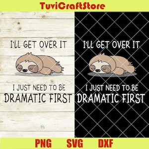 Puede incluir: Un diseño digital con un perezoso de dibujos animados acostado, con el texto "I'll get over it, I just need to be dramatic first." El diseño está disponible en formatos PNG, SVG y DXF. El perezoso es de color marrón claro.