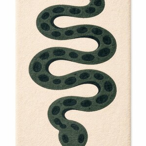 Può includere: Tappeto rettangolare con un'illustrazione stilizzata di un serpente verde con macchie verde scuro su sfondo color crema. Il serpente è avvolto in un motivo ondulato, con la testa in alto e la coda in basso. Il tappeto ha un aspetto strutturato.