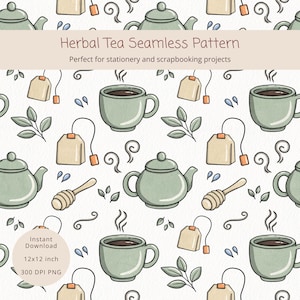 Op de afbeelding: Naadloos patroon met theepotten, theekopjes, theezakjes, honingdippers en bladeren. De tekst "Herbal Tea Seamless Pattern" staat boven het ontwerp. Perfect voor briefpapier- en scrapbookingprojecten. Afmetingen: 30,48 x 30,48 cm.