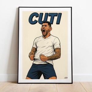 Könnte beinhalten: Ein gerahmter Kunstdruck mit einer stilisierten Illustration eines Mannes in einem weißen T-Shirt und blauen Shorts, mit dem Wort "CUTI" darüber. Der Mann schreit mit geballten Fäusten und hat Tätowierungen auf den Armen.