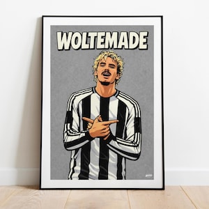 Puede incluir: Un póster enmarcado con una ilustración estilizada de un jugador de fútbol con una camiseta a rayas blancas y negras. El póster tiene la palabra "WOLTEMADE" en letras en negrita.