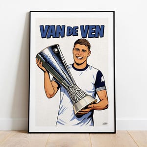 Op de afbeelding: Een ingelijste kunstprint met een lachende persoon die een zilveren trofee vasthoudt. De tekst "VAN DE VEN" staat in blauw erboven. De persoon draagt een wit shirt met blauwe details.