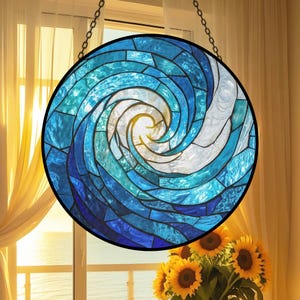 Blå havsspiral solfångare i målat glas, abstrakt vågfönsterhänge, havssolfångaredekor, modern fönsterkonst för hem, present till strandälskare