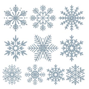 Op de afbeelding: Negen lichtblauwe sneeuwvlokontwerpen op een witte achtergrond. Elke sneeuwvlok heeft een uniek patroon, met ingewikkelde details en symmetrische vormen. De sneeuwvlokken zijn een zacht, gedempt blauw, perfect voor winterse knutselwerken of decoraties.