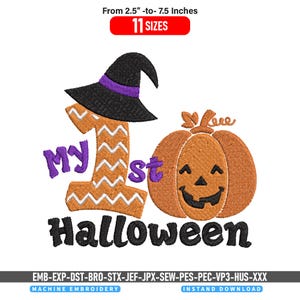 Könnte beinhalten: Maschinenstickdatei mit dem Text My 1st Halloween, einer Eins mit schwarzem Hexenhut mit violettem Band und einem orangefarbenen Kürbis. Das Design ist in 11 Größen von 6,35 cm bis 19,05 cm erhältlich.
