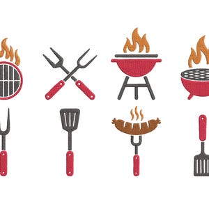 Può includere: Una collezione di ricami a tema barbecue. Include una griglia rossa e nera, forchette incrociate, una spatola, una salsiccia su una forchetta e fiamme. I disegni sono in rosso, nero, marrone e arancione.