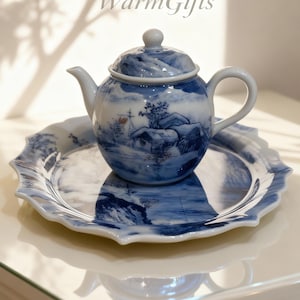 Tetera personalizada azul y blanca dibujada a mano. Dibuja tu historia en una tetera de porcelana azul y blanca.