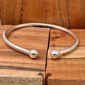 Verstellbarer offener Armreif aus Sterlingsilber mit Kugelenden - stapelbarer Armreif