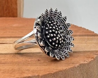 Sonnenblumenring aus 925er Sterlingsilber, handgefertigter floraler Statement-Schmuck.