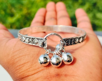 Bracciale rigido con perline d'argento / Braccialetto delicato in argento / Regalo per donna / Gioiello per tutti i giorni.