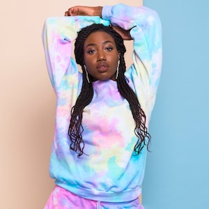 Sweat teinté à la main pastel Tie Dye, confortable et élégant, inspiré des années 90, une garde-robe en coton doux approuvée par les influenceurs doit avoir