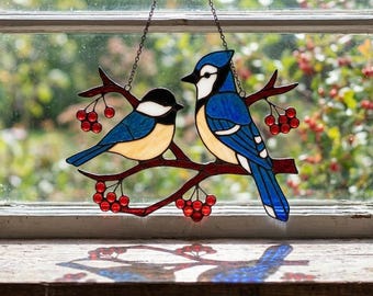 Blauhäher und Chickadee Glasmalerei Suncatcher - Zwei Vögel auf einem Ast Fensterschmuck - Handgemachte Naturkunst - Jubiläums- oder Hochzeitsgeschenk