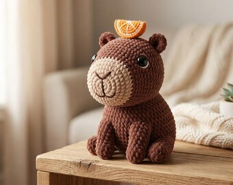 Süßes Capybara Plüschtier mit orangefarbenem Scheibenhut - Handgemachtes Amigurumi Plüschtier - Weicher Kawaii Schreibtisch Buddy und Geschenk für Tierliebhaber