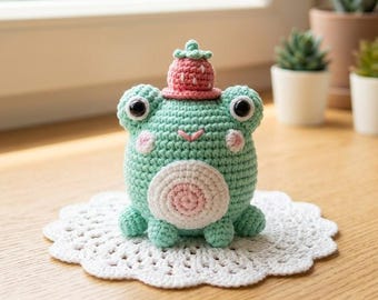 Gehäkelte Frosch Plushie mit Erdbeerhut - Handgemachtes Amigurumi Kröte Stofftier - Cottagecore Ästhetik Schreibtisch Dekor - Nettes Geschenk für Frosch-Liebhaber