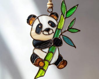 Atrapasueños acrílicos de bambú con forma de panda para colgar en la ventana.