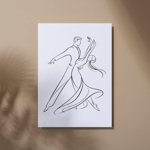 Peut inclure: Illustration en noir et blanc d'un couple dansant. L'homme porte un costume et la femme une robe fluide. L'œuvre est sur fond blanc, posée sur un fond beige neutre.