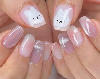 Uñas postizas de Miffy Bunny: Uñas postizas rosas con carita de conejito, detalle minimalista de estrella, forma almendrada rosa suave, hechas a mano y reutilizables.