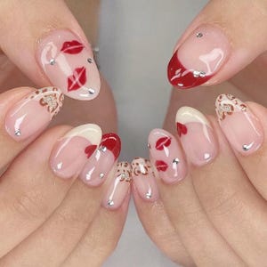 Uñas postizas Red Kiss Lips Coquette pintadas a mano con punta francesa y pedrería brillante sobre una base rosa suave. Set de uñas de gel romántico y femenino para San Valentín. imagen 1