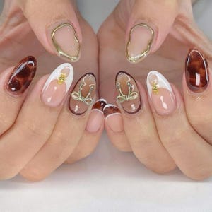 Coquette en or marron à presser sur les ongles, lignes irrégulières en écaille de tortue, noeud 3D, pointe française blanche, peinte à la main, ensemble d'art pour les ongles en gel chic et luxueux