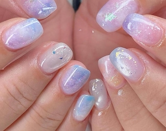 Uñas postizas iridiscentes Aura: Uñas con purpurina holográfica rosa pastel y púrpura, efecto brillo Aurora, uñas postizas cuadradas cortas y brillantes hechas a mano.